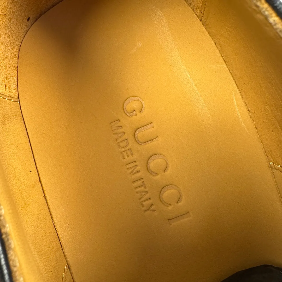 Batch 980 Gucci/Gucci new autumn men's lace-up derby shoes! Crafted from smooth, glossy cow leather, these lace-up shoes have an elegant and sophisticated silhouette that reflects the brand's classic elegance. European style last type Precisely cut upper from a whole piece of leather High-quality leather material with full texture Excellent gloss Excellent toughness, classic red and green webbing decoration Layered splicing design style, loose sneakers Native dyed calfskin lining Uniform and fine perforations, soft and comfortable Thickened leather outsole, composite rubber sole at the heel, excellent foot comfort, wear-resistant and non-slip, the first choice for light luxury, versatile for the foot, comes with a full set of packaging! Size: 39-40-41-42-43-44 leather shoe size (can be customized to 38.45.46) Item number: 812142 Cowhide
